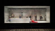 Tosca – Der zweite Akt von Barrie Koskys Tosca-Inszenierung spielt in der Küche von Scarpia. Nachdem er Sushi zubereitet hat, foltert er mit seinen Helfern Toscas Geliebten, Mario Cavaradossi.