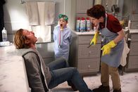 The Mick – Geld für einen Zahnarzt ausgeben, möchte Jimmy (Scott McArthur, l.) auf keinen Fall. Stattdessen beauftragt er lieber Ben (Jack Stanton, M.) und Chip (Thomas Barbusca, r.) sich als Doktor auszuprobieren ...