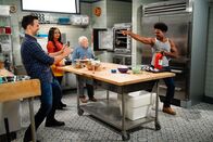 Call Me Kat – (v.l.n.r.) Max (Cheyenne Jackson); Randi (Kyla Pratt); Phil (Leslie Jordan); Carter (Julian Gant)