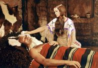 Winnetou I – Die schöne Indianerin Nscho-Tschi (Marie Versini) kümmert sich aufopferungsvoll um den verletzten Old Shatterhand (Lex Barker).