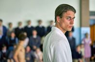 Evil – Trotz ärztlicher Warnung nimmt Otto (Christian Fandango Sundgren) am Schwimmwettbewerb teil.