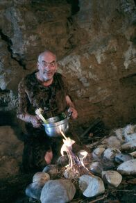 Löwenzahn Classics – Um zu beweisen, dass es auch ohne die Errungenschaften der Zivilisation geht, will Peter (Peter Lustig) drei Tage wie ein Steinzeitmensch in der Wildnis leben.