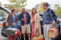 In aller Freundschaft – Familie Römhild war gerade auf einer gemeinsamen Kreuzfahrt und nun führt ihr erster Weg in die Sachsenklinik, da es Thorsten Römhild (2.v.li.) gar nicht gut geht. v.li.: Theresa Römhild (Sina Reis), Thorsten Römhild (Frank Röth), Rosa Römhild (Marion Kracht), Clemens Römhild (Jarno Mindner)