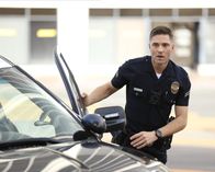 The Rookie – Auf der Tagung für verdeckte Ermittler trifft Bradford (Eric Winter) einen alten Freund, der zu tief in die Szene eingetaucht ist und nun mit einem Drogenproblem kämpft. Plötzlich ist sein Freund verschwunden und Bradford hat keine Zeit zu verlieren.