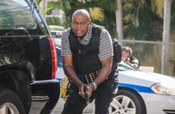 Hawaii Five-0 – Muss gemeinsam mit seinen Kollegen einen neuen Fall lösen, während die verdeckten Ermittlungen gegen die Five-O Task-Force weitergehen: Grover (Chi McBride) ...