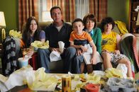 The Middle – Eine ganz besondere Familie: Mike (Neil Flynn, 2.v.l.), Sue (Eden Sher, l.), Axl (Charlie McDermott, r.), Brick (Atticus Shaffer, M.) und Frankie Heck (Patricia Heaton, 2.v.r.) ...