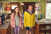 The Middle – Zu Beginn des neuen Jahres beschließen die Hecks, einander Ziele zu setzen, die sie erreichen sollen: Frankie soll sich mehr um Brick kümmern, Mike häufiger lächeln, und Axl sein Zimmer sauber halten. Auch Sue (Eden Sher, l.) hat eine Aufgabe und lässt sich dabei von Brad (Brock Ciarlelli, r.) inspirieren ...