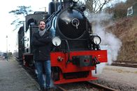 Terra X: Deutschland in ... – Mirko Drotschmann erläutert, dass zu Beginn des Dampflokomotiven-Zeitalters die Menschen Angst vor dem "dampfschnaubenden Drachen" hatten.