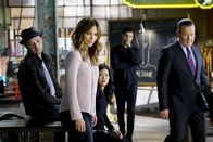 Scorpion – Um die Menschheit zu retten, müssen Toby (Eddie Kaye Thomas, l.), Paige (Katharine McPhee, 2.v.l.), Happy (Jadyn Wong, M.), Walter (Elyes Gabel, 2.v.r.) und Cabe (Robert Patrick, r.) mit einem alten Feind zusammenarbeiten ...