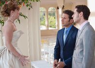 Royal Pains – Hank und Evan beruhigen die nervöse Braut: Angela Goethals als Ginnie, Mark Feuerstein als Hank Lawson, Paulo Costanzo als Evan Lawson (Copyright SRF/NBC Universal)