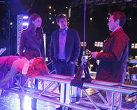 Castle – Die Teilnehmerin eines Schönheitswettbewerbes Amber Middleberry (Stephanie Lynn, l.) wird ermordet aufgefunden. Kevin Ryan (Seamus Dever, r.), Richard Castle (Nathan Fillion, 2.v.r.) und Kate Beckett (Stana Katic, 2.v.l.) stellen bald fest, dass einige ein Motiv hatten ...