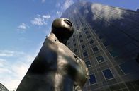 Stadt Land Kunst – René Barjavels Roman „Ravage“ aus dem Jahr 1943 wirft den Leser in eine düstere Zukunftsvision von 2052, in der Maschinen Paris beherrschen und der moderne Mensch mit den Konsequenzen seiner technologischen Obsession konfrontiert wird.