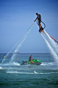 Die Balearischen Inseln – Ein neues Wassersportgerät: Das Flyboard.
