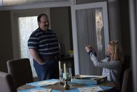 The Last Man on Earth – Todd (Mel Rodriguez, l.) kommen Zweifel an Melissas (January Jones, r.) Liebe zu ihm - und die Ankunft eines weiteren Mannes, macht die Zweifel nicht gerade kleiner ...