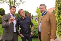 Die Rosenheim-Cops – Ihr aktueller Fall führt Hansen (Igor Jeftić, l.), Stadler (Dieter Fischer, r.) und Mohr (Max Müller, M.) zu einem Rosenzüchterverein.