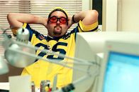 The Office – Keith (Ewen Macintosh) hat sich als Ali G verkleidet.