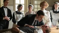 Grand Hotel – l-r: Mateo (Dion Córdoba), Javier (Eloy Azorín) und Laura (Marta Hazas)