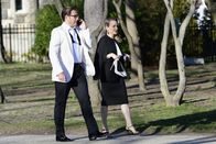Bull – Auf einer Party befragen Marissa (Geneva Carr, r.) und Bull (Michael Weatherly, l.) inkognito zwei wichtige Zeugen und gelangen an neue Details zum Fall.