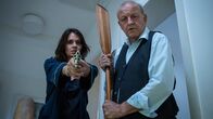 Wilsberg – Tanja Steinthal (Stephanie Eidt) und Georg Wilsberg (Leonard Lansink) haben sich gewappnet, denn: Jemand ist im Haus.