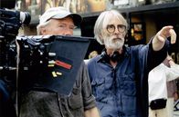 Der Haneke-Code – Michael Haneke während der Dreharbeiten zu „Code: unbekannt“: Die Filme des vielfach ausgezeichneten österreichischen Regisseurs sind stets zutiefst beeindruckend und nie leichte Kost.
