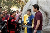 Vorbilder?! – Als König Argotron (Ken Jeong, l.) nicht einsehen will, dass Augie (Christopher Mintz-Plasse, M.) ihn während eines Live-Actionspiels getötet hat, rastet Danny (Paul Rudd, r.) vollkommen aus und sorgt so dafür, dass Augie aus dem Spiel ausgeschlossen wird ...