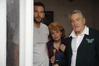 Silver Linings – Als er den Liebhaber seiner Frau krankenhausreif prügelt, wird eine bipolare Störung bei ihm diagnostiziert, die Pat (Bradley Cooper, l.) in eine Nervenheilanstalt katapultiert. Dort entlassen, muss er wieder bei seinen Eltern unterzukommen. Keine ganz leichte Aufgabe wartet auf seine Mutter Dolores (Jacki Weaver, M.) und seinen Vater Pat Sr. (Robert De Niro, r.) ...