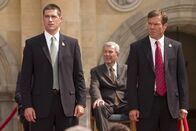 8 Blickwinkel – Kent Taylor (Matthew Fox, li.) und Thomas Barnes (Dennis Quaid, re.)