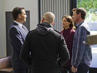 Navy CIS – Als das Team einem Hinweis über Ärzte im Sudan nachgeht, treffen Tony (Michael Weatherly, l.) und Doktor Cyril Taft (Jon Cryer, 2.v.l.) auf Dr. David Woods (David Chisum, r.) und seine Frau Jeanne (Scottie Thompson, 2.v.r.) ...