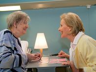 In aller Freundschaft – In der Sachsenklinik lernen sich die beiden rüstigen und überaus unterschiedlichen Seniorinnen Liselotte Günther (Gerlinde Locker, rechts) und Doris Klump (Ilse Strambowski) kennen. Doch bald stellen sich die ersten Gemeinsamkeiten heraus.