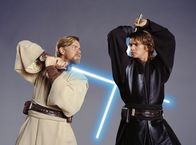 Star Wars: Die Rache der Sith – Als die Droiden-Armee der Separatisten versucht, mit ihrer wertvollen Geisel, Kanzler Palpatine, aus der belagerten Stadt zu fliehen, führen Obi-Wan Kenobi (Ewan McGregor, l.) und Anakin Skywalker (Hayden Christensen, r.) eine verzweifelte Mission zur Rettung des gefangenen Kanzlers an ...