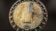 Terra X: Musik – Das Banjo von Dr. Leonard Husseys, Meteorologe an Bord der Endurance, mit den Unterschriften der Mannschaft.