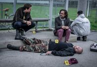 SOKO Linz – Ben (Daniel Gawlowski, l.), Richie (Alexander Pschill, hinter, m.).