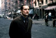 Der Pate – Der junge Vito Corleone (Robert De Niro) beginnt, sich auf der Straße einen Namen zu machen.