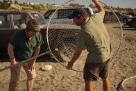 Zeb Hogans Monsterfische – Zeb holding a drip net (Photo Credit: Josh Thomas)