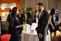 Community – Um ihre Initiative, Greendale sauber zu bekommen, durchzusetzen, spannt Frankie (Paget Brewster, l.) Jeff (Joel McHale, r.) ein, der selbst in der Vergangenheit als alter Paintball-Profi für ordentlich Unordnung gesorgt hat ...