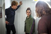 Rebecka Martinsson – Lova Mella (Agnes Rase, Mitte) begehrt auf gegen ihre Eltern Anna Maria (Eva Melander) und Robert (Jakob Hultcrantz Hansson).