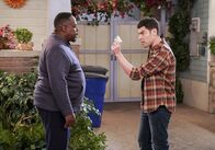 The Neighborhood – Calvin Butler (Cedric the Entertainer, l.); Dave Johnson (Max Greenfield, r.)