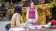 Sturm der Liebe – Maxi (Katharina Scheuba, r.) dankt Sophia (Krista Birkner, l.) durch die Blume, dass sie Henry aus der Schusslinie genommen hat.