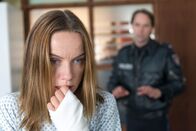 Notruf Hafenkante – Andrea Steger (Antje Westermann, l.) ist kaum ansprechbar. Sie ist überzeugt, dass man ihr Baby entführt hat. Mattes (Matthias Schloo, r.) versucht, zu der Frau durchzudringen.