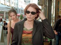 In aller Freundschaft – MDR Fernsehen IN ALLER FREUNDSCHAFT FOLGE 84, "Feuer" Uhr. Christina Buschmann (Iris Böhm, li.), Pia Heilmann (Hendrikje Fitz).