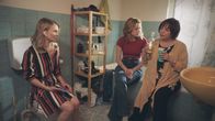 Ich dich auch! – Mutter Marion (Manon Straché, r.) hat Eheprobleme und schüttet ihr Herz bei ihren Töchtern Caro (Meriel Hinsching, M.) und Svenja (Leonie Wesselow, l.) aus.