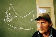 Der weiße Hai – Quint (Robert Shaw), ein ehemaliger Marine-Kriegsveteran, hat genaue Vorstellungen, wie ein Hai zu harpunieren ist und macht den Vorschlag, ihn für 10 000 Dollar zu erlegen.