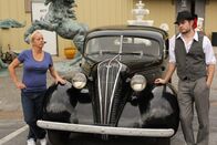 Auction Kings – Cindy Shook and seller pose.