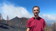 PUR+ – Eric Mayer ist auf La Palma unterwegs, um sich anzuschauen, wie die Insel ein Jahr nach dem Vulkanausbruch 2021 aussieht. Dabei trifft er Vulkanologe Jaime Colleo und die Kinder Vincent und Marta, die vom Ausbruch betroffen waren.
