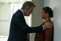 Gray – Kevin Tagg (Rupert Everett, l.); Sara Beckham (Lydia West, r.)