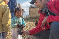 Somewhere Else Together – Der mitreißenden Offenheit und Neugier von Kindern begegnen Daniel und Joey (hier: Daniel Rintz in Peru) überall auf der Welt.