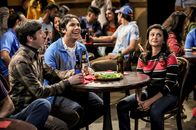 The Big Bang Theory – Noch ahnt Howard (Simon Helberg, l.) nicht, dass die Beziehungsvorstellungen von Raj (Kunal Nayyar, M.) und Ruchi (Swati Kapila, r.) sehr weit auseinander gehen ...