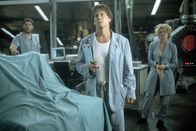 Hollow Man - Unsichtbare Gefahr – Der egozentrische Wissenschaftler Sebastian Caine (Kevin Bacon, M.) arbeitet mit seinen Kollegen Carter Abbey (Greg Grunberg, r.) und Linda McKay (Elizabeth Shue) im Auftrag der Regierung daran, Menschen unsichtbar zu machen.