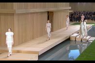 Was ist Haute Couture? – Die eigentliche Haute Couture präsentiert sich zwei Mal im Jahr - Ende Januar und Anfang Juli - in Paris eine knappe Woche lang mit über 15 Modenschauen. (hier Chanel)