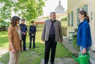 Die Rosenheim-Cops – Vroni Kandler (Barbara Weiß, r.), die Tochter des Ermordeten, beteuert gegenüber den Kommissaren, dass sie keine Idee hat, wer ihren Vater getötet haben könnte. Kommissarin Andresen (Sophie Melbinger, l.) und Kommissar Stadler (Dieter Fischer, M.) sind skeptisch.